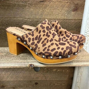 Tor rid  Leopard Print Studded Clog Heels - Size 8.5WW